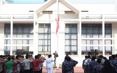 Gelar Upacara Peringati Hardiknas, PENS Beri Apresiasi Kepada Civitas Akademika