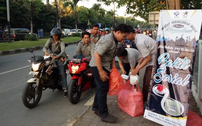 PENS Peringati Dies Natalis ke-30 dengan Bakti Sosial Bagikan Takjil Gratis