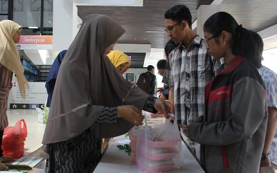 Mahasiswa Penuhi Depan Perpustakaan D3 PENS untuk Kegiatan Nasi Murah