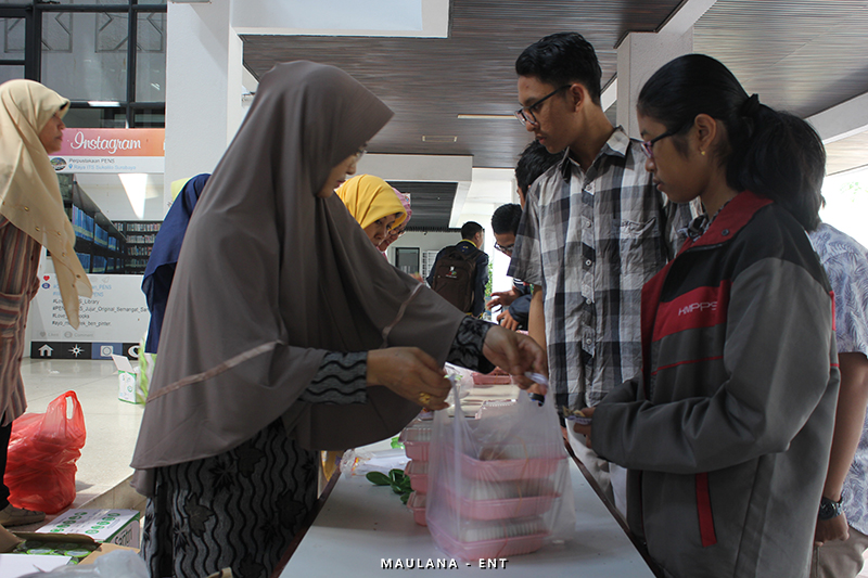 Mahasiswa Penuhi Depan Perpustakaan D3 PENS untuk Kegiatan Nasi Murah