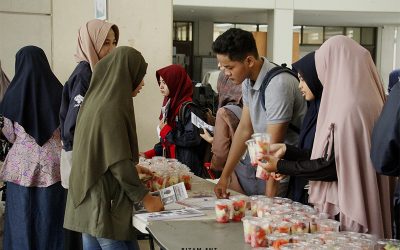 PENS Salad Day : Ludeskan Sebanyak 180 Porsi Salad Buah dalam 45 Menit