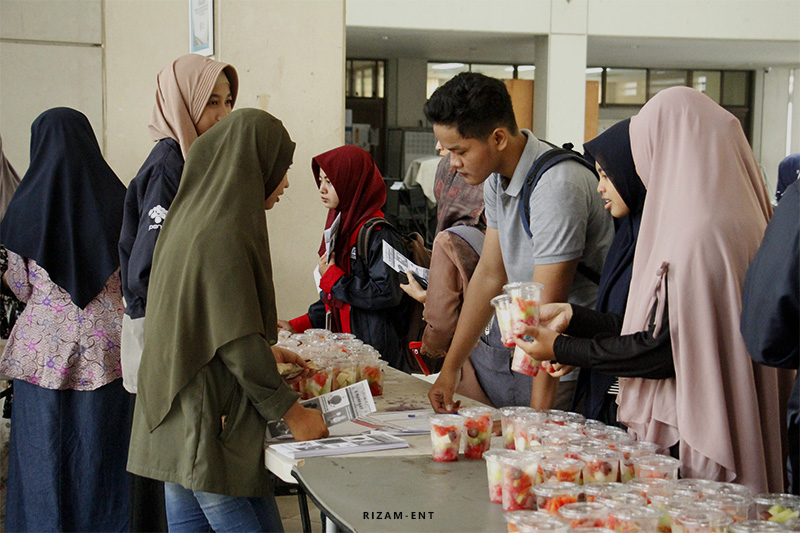 PENS Salad Day : Ludeskan Sebanyak 180 Porsi Salad Buah dalam 45 Menit