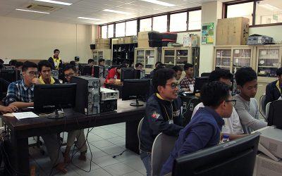 Upaya Pengabdian Masyarakat, Prodi Elektonika PENS Kenalkan Konsep IoT Melalui Workshop