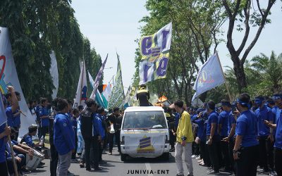 Tradisi Arak-Arakan Semarakkan Penyambutan Wisudawan PENS ke-13