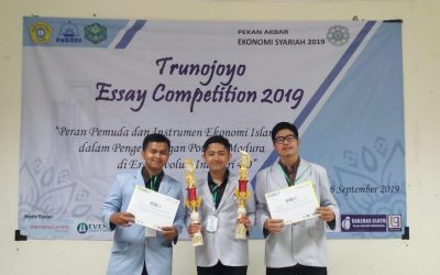 Mahasiswa SPE PENS Borong Gelar Juara Dua dan Tiga pada Trunojoyo Essay Competition