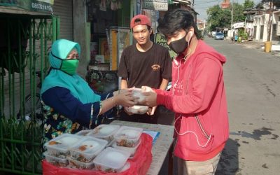 PENS Berikan Bantuan Paket Nasi bagi Mahasiswa yang Berada di Kos