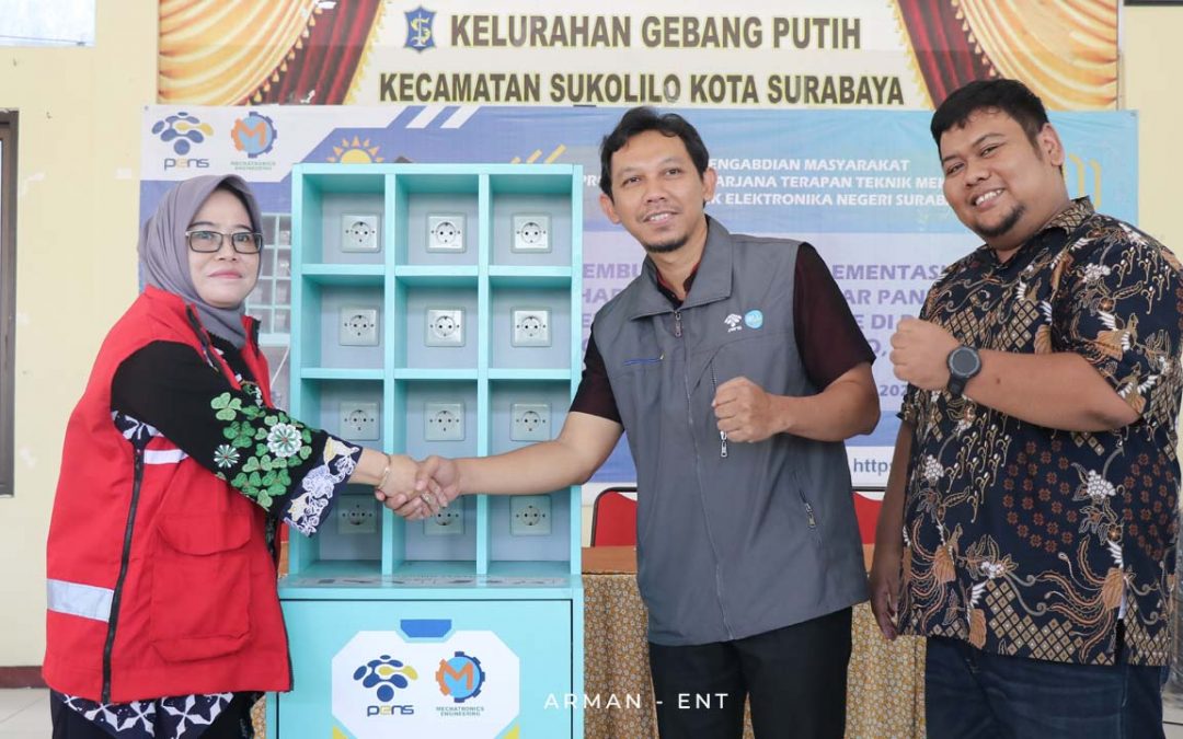 Implementasikan Sistem Charging Station Solar Panel, Prodi Sarjana Terapan Teknik Mekatronika PENS Sukses Laksanakan Pengabdian Masyarakat